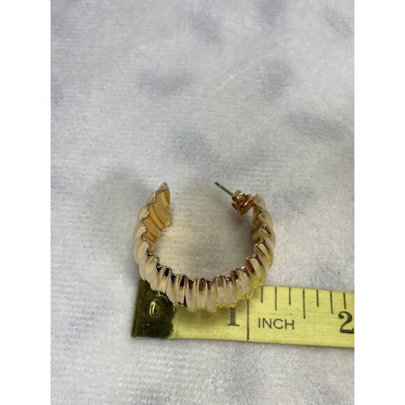 1980s Avon Gold Tone Crinkle Cuff Bracelet and Pierced Earrings Vintage - Picture 12 of 15